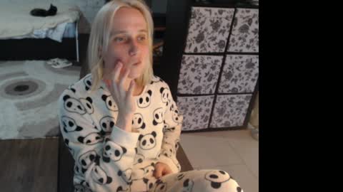 Snapshot of mrsluck chatting on April 2026 03:58:02 PM Sasha online show from April 2026 03:58:02 PM