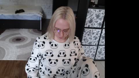 Snapshot of mrsluck chatting on April 2026 08:23:02 AM Sasha online show from April 2026 08:23:02 AM
