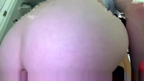 Snapshot of msfreckles92 chatting on April 2026 04:35:02 PM msfreckles92 online show from April 2026 04:35:02 PM