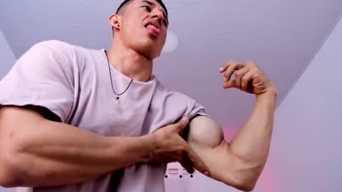 Muscle Man online show from November 2025 03:45:01 PM