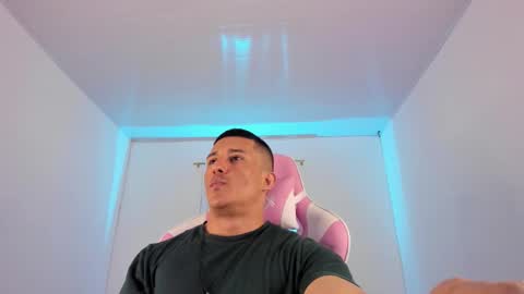 Muscle Man online show from December 2025 10:28:02 PM