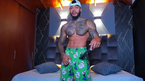 Snapshot of muscle_man19 chatting on December 2024 01:18:01 AM Nick online show from December 2024 01:18:01 AM