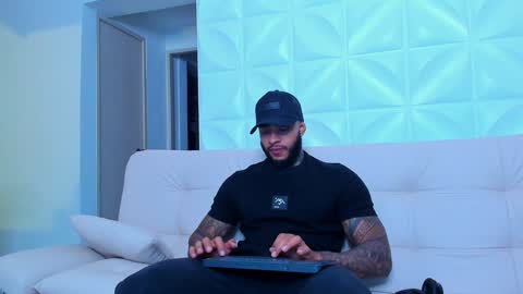 Snapshot of muscle_man19 chatting on February 2025 12:06:01 AM Nick online show from February 2025 12:06:01 AM