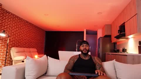 Snapshot of muscle_man19 chatting on October 2025 10:57:02 AM Nick online show from October 2025 10:57:02 AM