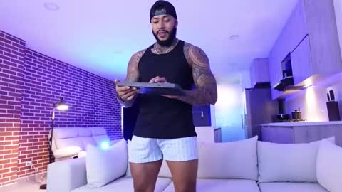 Snapshot of muscle_man19 chatting on November 2025 12:21:02 AM Nick online show from November 2025 12:21:02 AM