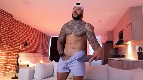 Snapshot of muscle_man19 chatting on November 2025 01:13:01 PM Nick online show from November 2025 01:13:01 PM