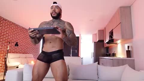 Snapshot of muscle_man19 chatting on November 2025 01:25:02 PM Nick online show from November 2025 01:25:02 PM