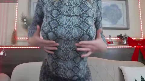 Luna  online show from December 2025 10:38:01 PM