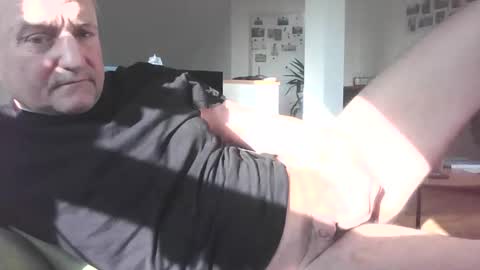 Snapshot of muskauer chatting on March 2025 07:32:01 AM nobuddy online show from March 2025 07:32:01 AM