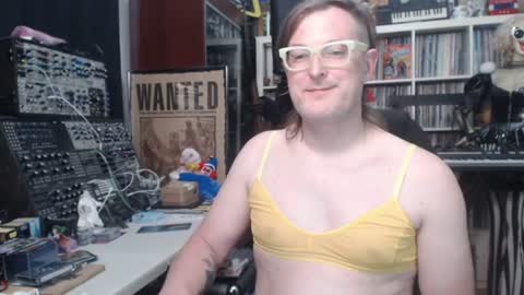 Snapshot of muziknerd chatting on June 2026 10:30:01 PM Muziknerd online show from June 2026 10:30:01 PM