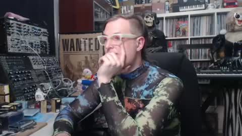 Snapshot of muziknerd chatting on June 2026 07:55:01 AM Muziknerd online show from June 2026 07:55:01 AM