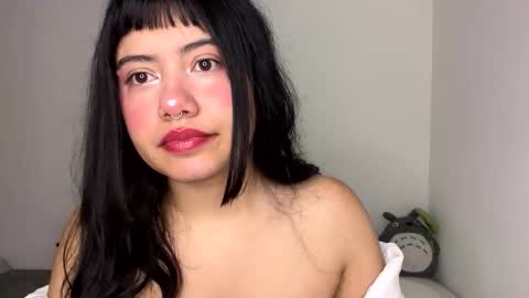 nahomy online show from April 2026 01:15:02 PM