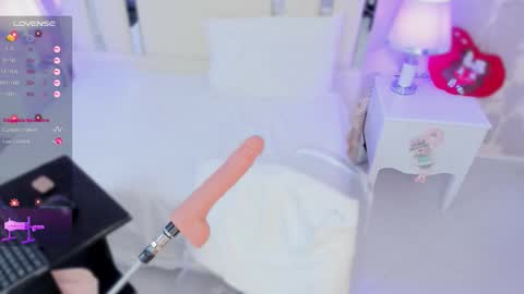 Nahomy Roberts online show from November 2025 01:07:02 PM