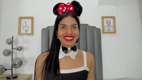 naia_cox online show from November 2025 04:05:01 AM