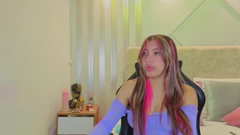 nami_sweet_ online show from October 2025 12:01:02 PM