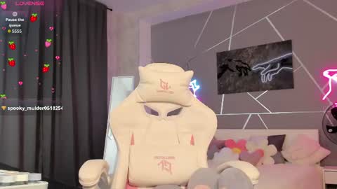 Snapshot of naomi_reiss chatting on June 2026 01:50:01 AM naomi_reiss online show from June 2026 01:50:01 AM