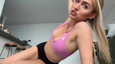 Snapshot of naomirhoades chatting on February 2025 10:45:01 PM naomirhoades online show from February 2025 10:45:01 PM