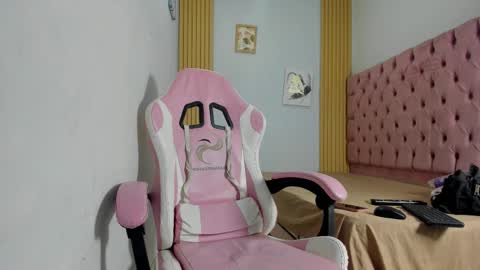 naomis_35 online show from November 2025 07:47:01 PM