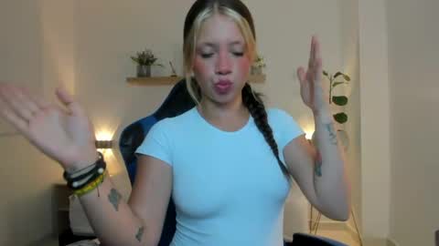 Snapshot of nataly_rodri chatting on May 2026 01:54:01 AM Nataly online show from May 2026 01:54:01 AM