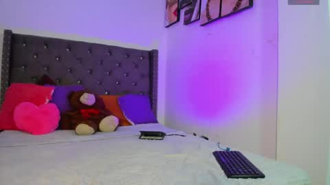 Nia online show from April 2026 09:59:02 PM