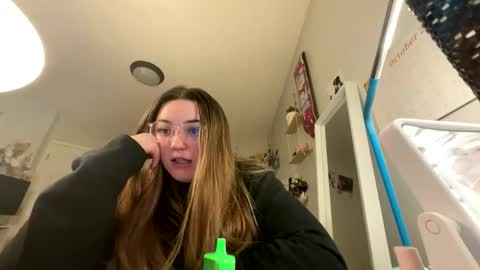 Snapshot of niaelsien chatting on December 2025 06:10:01 AM Nia online show from December 2025 06:10:01 AM