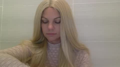 Snapshot of nicecolddrink2 chatting on October 2025 10:43:02 AM Amber online show from October 2025 10:43:02 AM