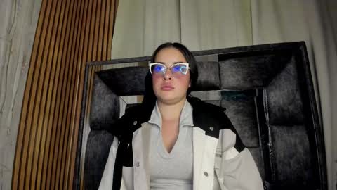 Luna online show from November 2025 04:01:02 AM