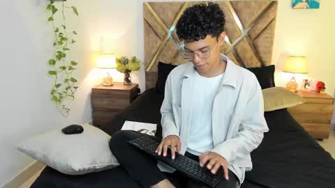 Nickolas Muoz online show from October 2025 09:16:01 PM