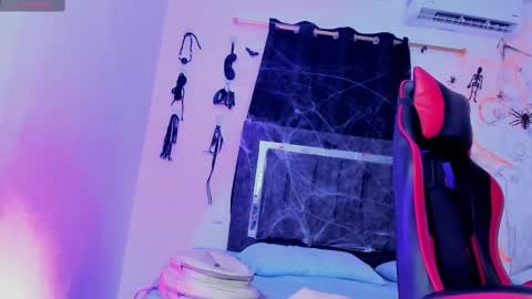 Nicol online show from October 2025 03:10:02 AM