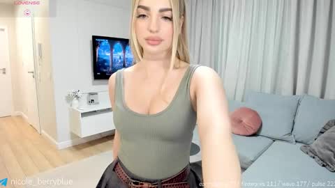 Snapshot of nicole_blueberry chatting on December 2025 09:21:02 PM Nicole online show from December 2025 09:21:02 PM