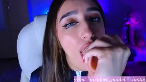 Nicole online show from October 2025 04:01:02 AM