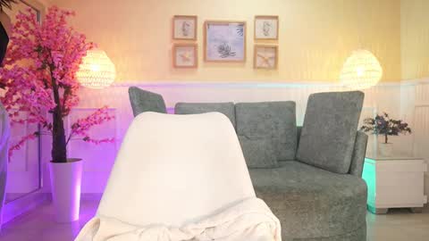 Nicole Crawft online show from November 2025 07:03:01 PM