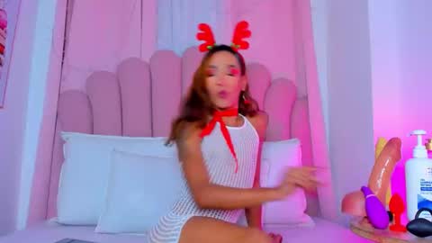 nicolemadrird online show from December 2025 07:31:01 PM