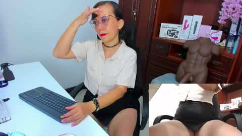 Nicolett Ryan  online show from October 2025 04:37:01 AM