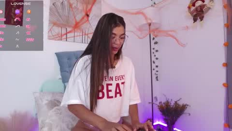 Snapshot of nicolle_swt chatting on October 2025 10:27:02 AM Nicolle online show from October 2025 10:27:02 AM