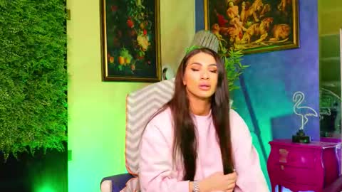 Nicolle online show from October 2025 07:33:01 PM