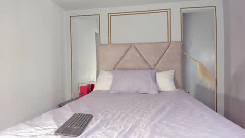 Nicole Leroy online show from April 2026 12:00:02 PM