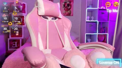 Snapshot of niicolle18 chatting on January 2025 01:11:01 PM Nicole online show from January 2025 01:11:01 PM