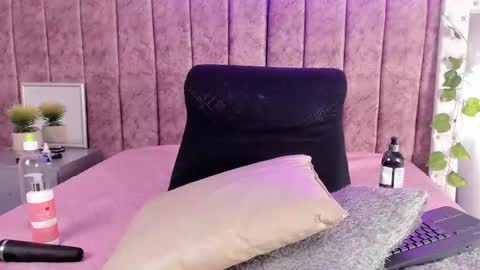 Nicolle  online show from November 2025 08:09:01 PM