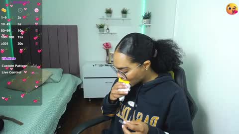 Snapshot of niina_lovee_ chatting on December 2024 01:40:01 PM online show from December 2024 01:40:01 PM