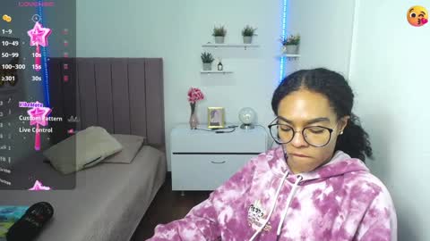 Snapshot of niina_lovee_ chatting on December 2024 02:28:02 PM online show from December 2024 02:28:02 PM