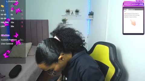 Snapshot of niina_lovee_ chatting on December 2024 05:07:02 PM online show from December 2024 05:07:02 PM