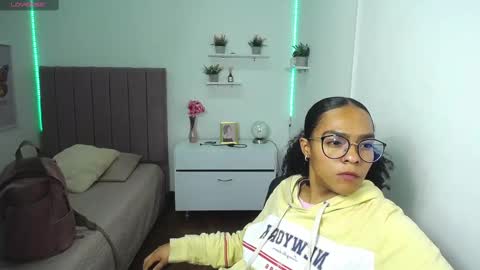 Snapshot of niina_lovee_ chatting on February 2025 03:05:01 PM online show from February 2025 03:05:01 PM