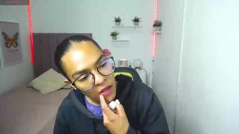 Snapshot of niina_lovee_ chatting on February 2025 03:04:02 PM online show from February 2025 03:04:02 PM