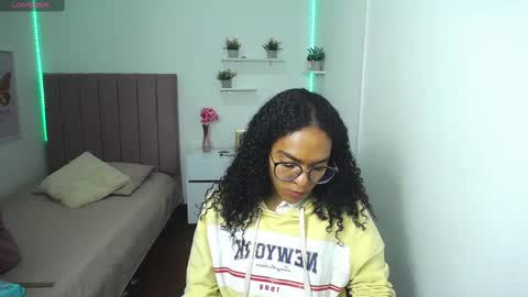 Snapshot of niina_lovee_ chatting on March 2025 03:37:01 PM online show from March 2025 03:37:01 PM