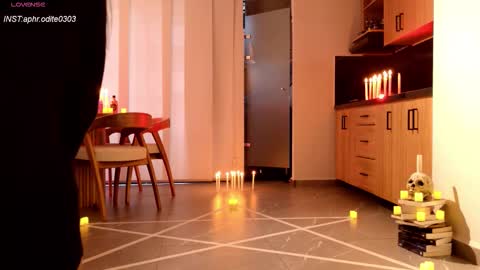 Snapshot of nikol_je chatting on October 2025 09:37:01 PM Nicole cam online show from October 2025 09:37:01 PM