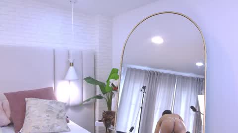 Snapshot of nina_gb chatting on November 2025 08:52:01 PM Natalia online show from November 2025 08:52:01 PM