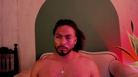 Snapshot of noah_jones__ chatting on January 2025 10:15:02 PM Noah online show from January 2025 10:15:02 PM