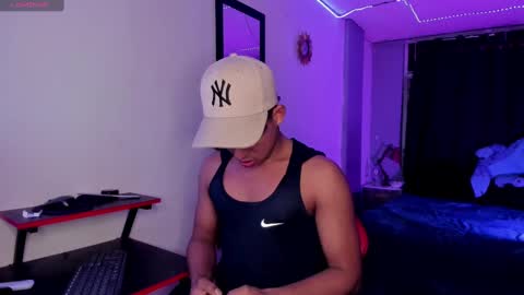 noah_smith04 online show from September 2025 11:04:01 PM