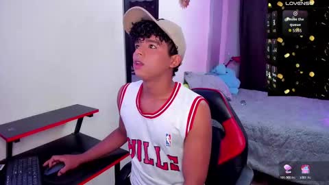 noah_smith04 online show from October 2025 07:55:01 PM